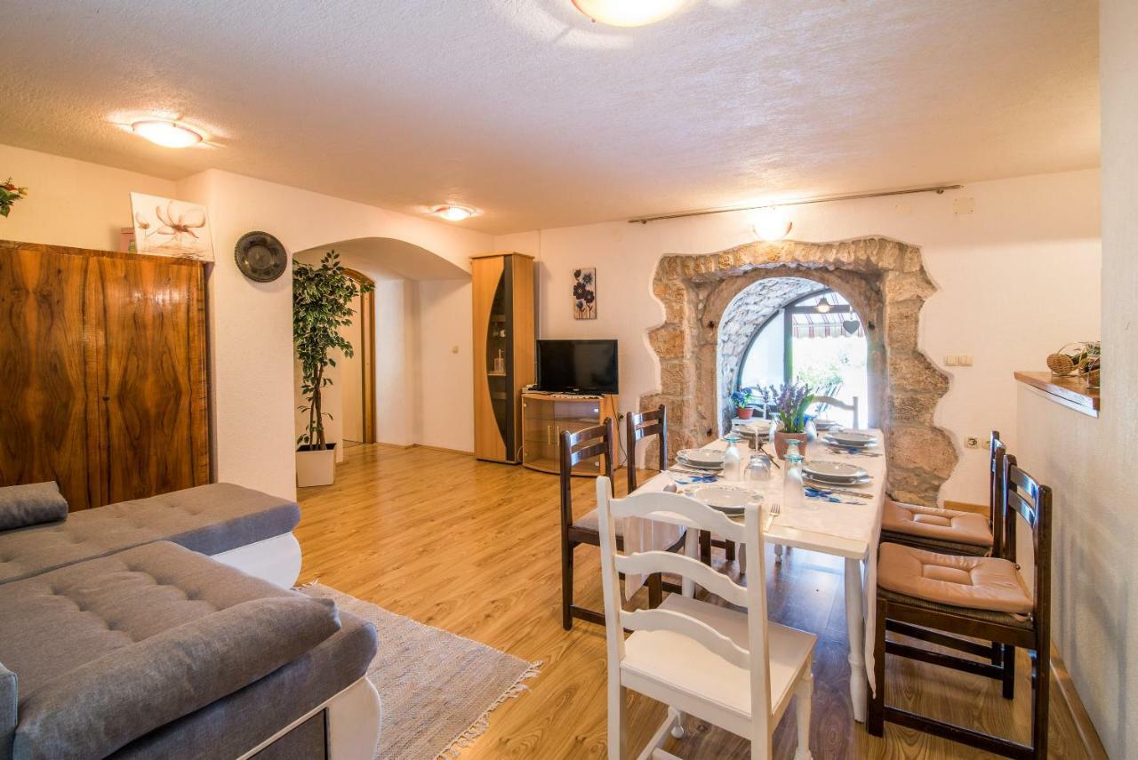 Apartmani Marija Malinska Ngoại thất bức ảnh
